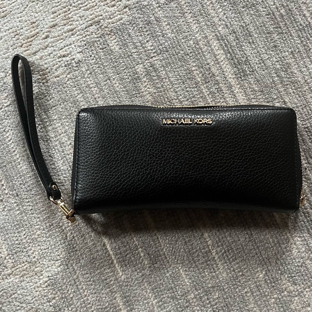Barely used Michael Kors Wallet/Wristlet